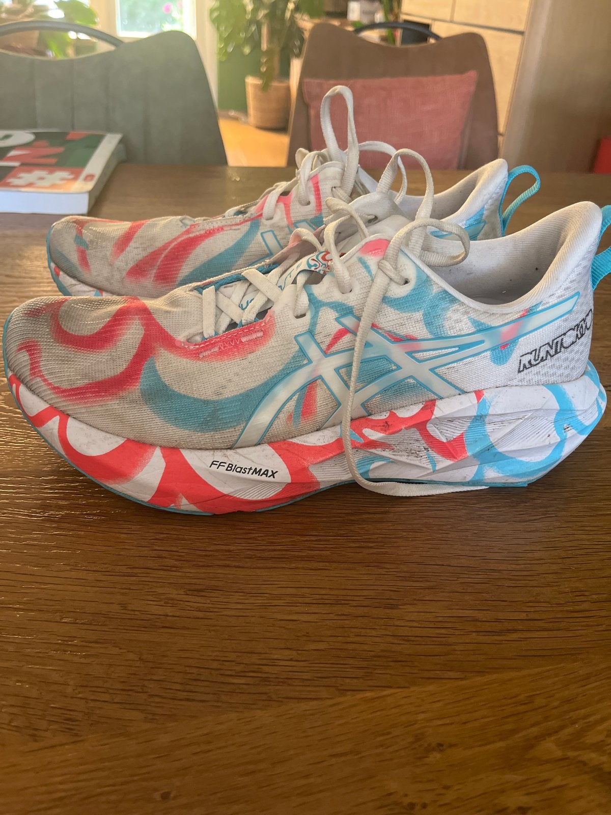 ASICS Novablast 5 Tokyo Maat 42,5, Sport en Fitness, Loopsport en Atletiek, Gebruikt, Hardloopschoenen, Ophalen of Verzenden, Hardlopen