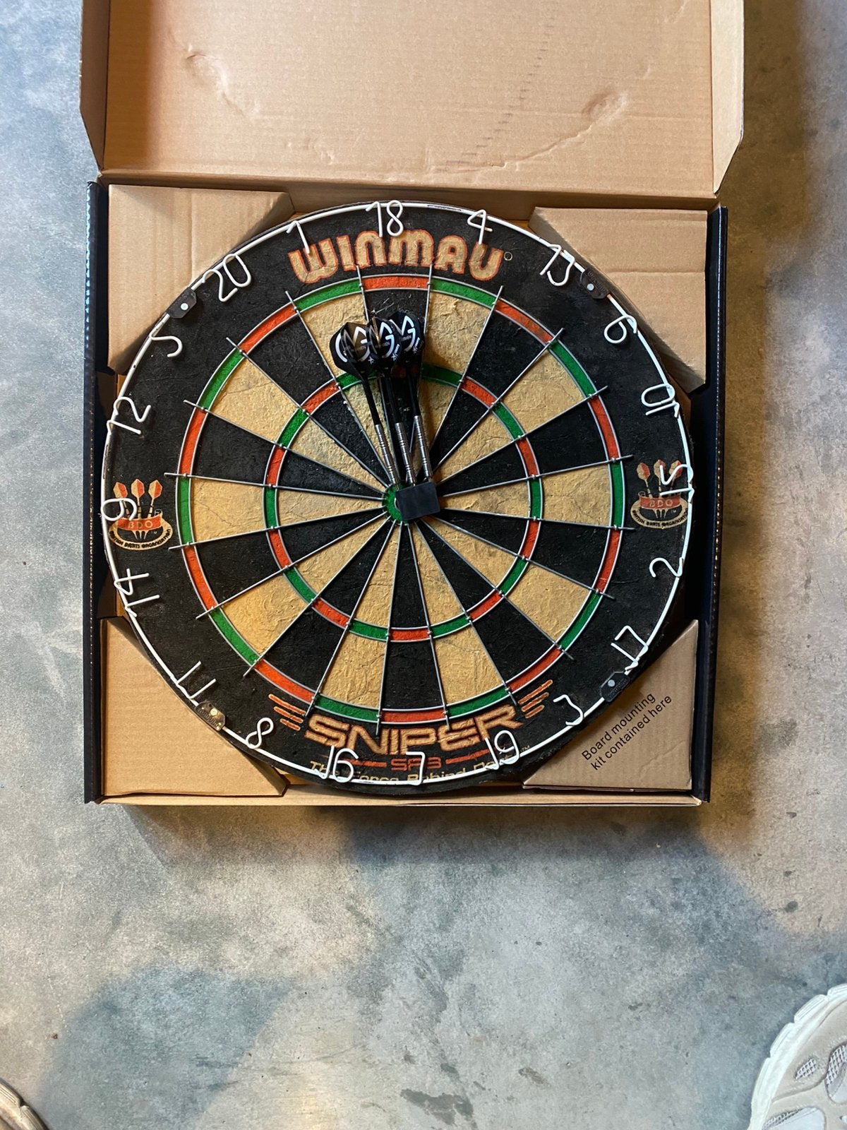 Winmau dartboard met dartpijlen, Ophalen, Zo goed als nieuw, Dartbord met pijlen