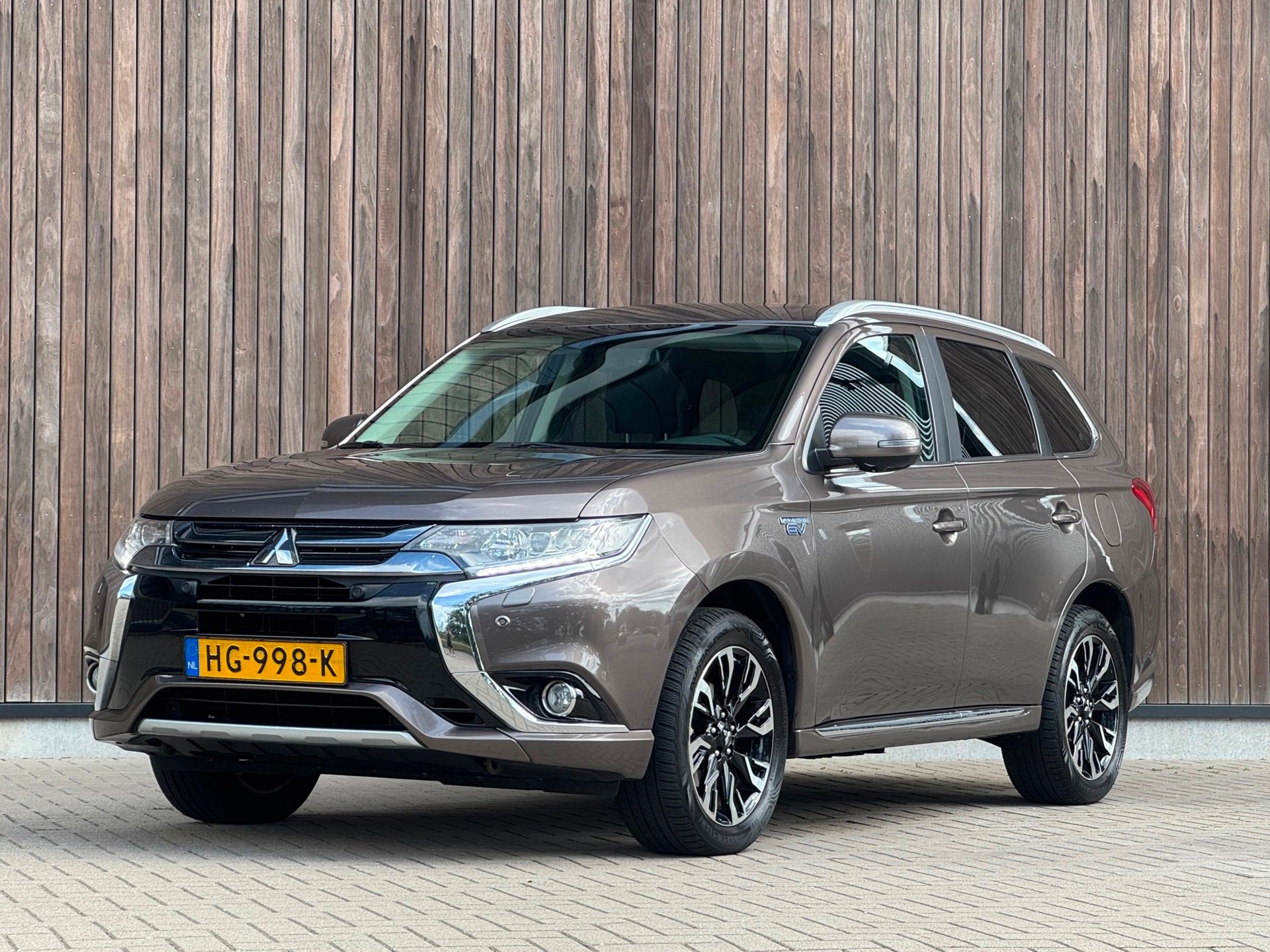 Mitsubishi Outlander 2.0 PHEV Instyle / Facelift /, 1998 cc, 4 cilinders, Bruin, 1820 kg