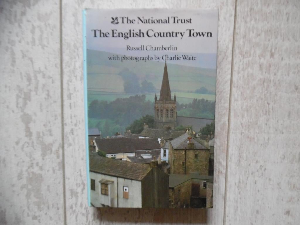 The English Country Town - The National Trust, Overige merken, Ophalen of Verzenden, Zo goed als nieuw, Reisgids of -boek