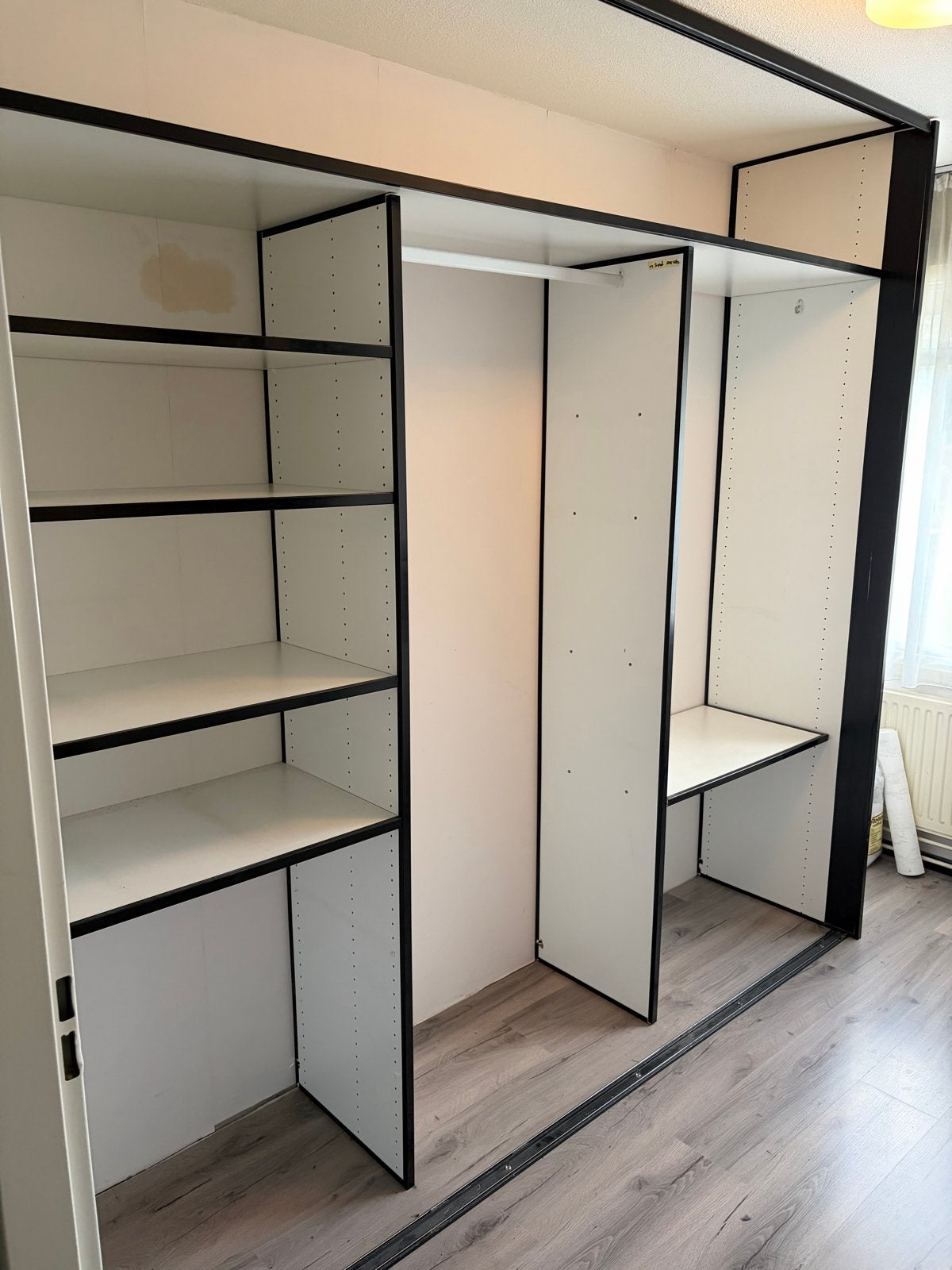 Kledingkast met schuifdeuren en veel opbergruimte, Ophalen, Met deur(en), Gebruikt, 200 cm of meer