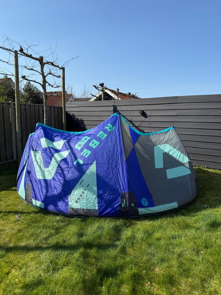 Duotone Rebel 9 SLS 2024 9m - Nieuwstaat, Watersport en Boten, Kitesurfen, 9 m², Geen board, Ophalen of Verzenden, Zo goed als nieuw