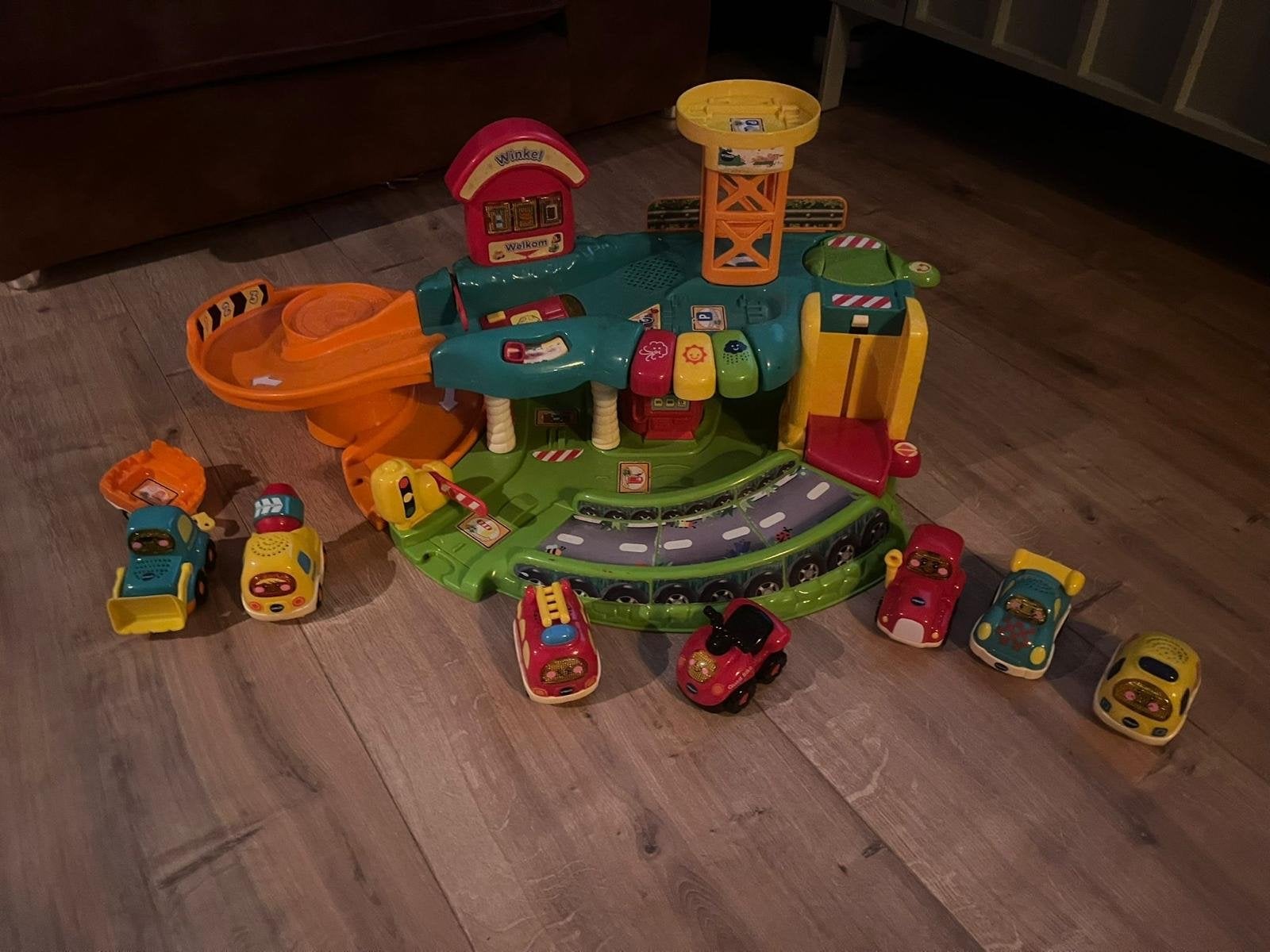 VTech Garage met werkende autootjes in meerdere talen, Kinderen en Baby's, Speelgoed | Babyspeelgoed, Ophalen of Verzenden, Gebruikt