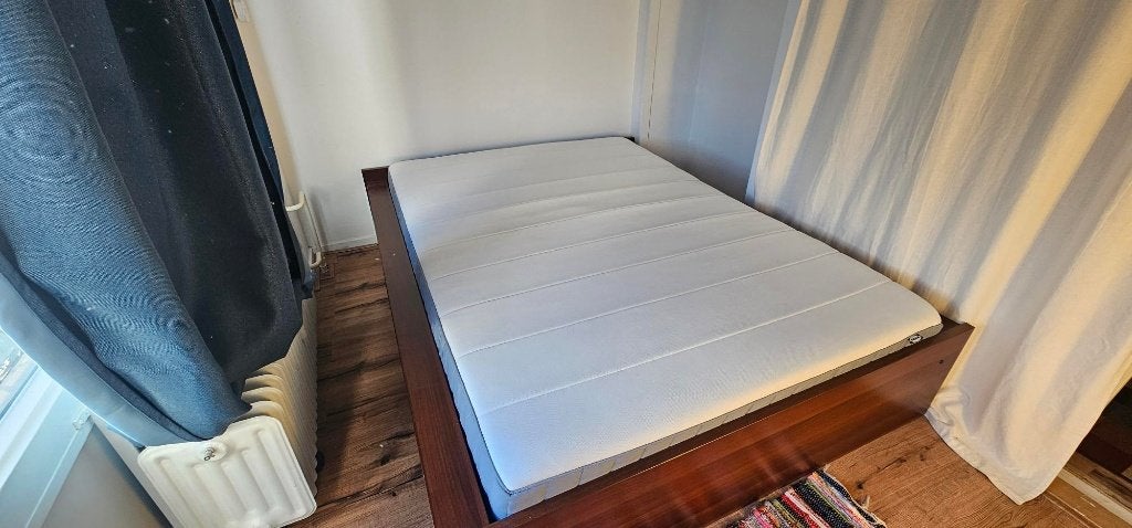 IKEA Malm bed and Vesteröy Mattress 140x200 GRATIS, Huis en Inrichting, Badkamer | Badkamermeubels, Ophalen, 100 tot 150 cm, 100 tot 150 cm