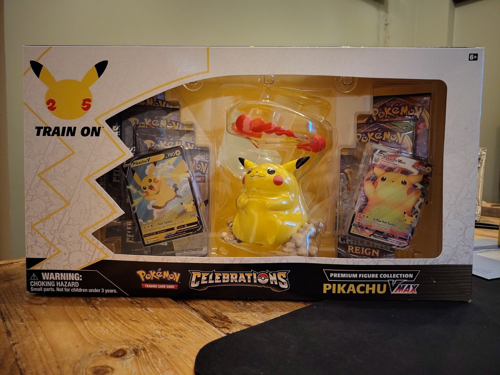 Pokemon Celebrations Premium Figure Collection: Pikachu VMAX, Ophalen of Verzenden, Nieuw