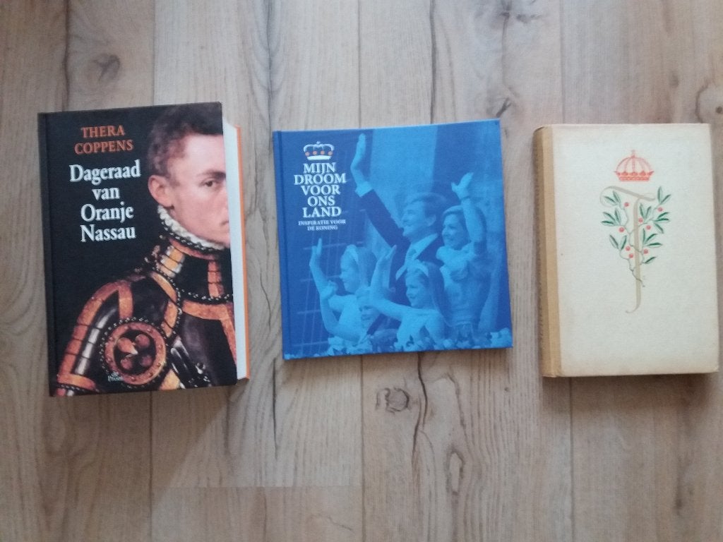 3`Boeken over "Het Koningshuis" en een 1 DVD over "Beatrix"., Verzamelen, Ophalen of Verzenden, Gebruikt, Nederland, Tijdschrift of Boek