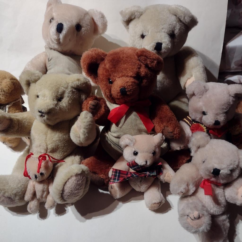 8 diverse beren met beweegbare ledematen ( in 1 koop ), Verzamelen, Beren en Cherished Teddies, Zo goed als nieuw, Stoffen beer