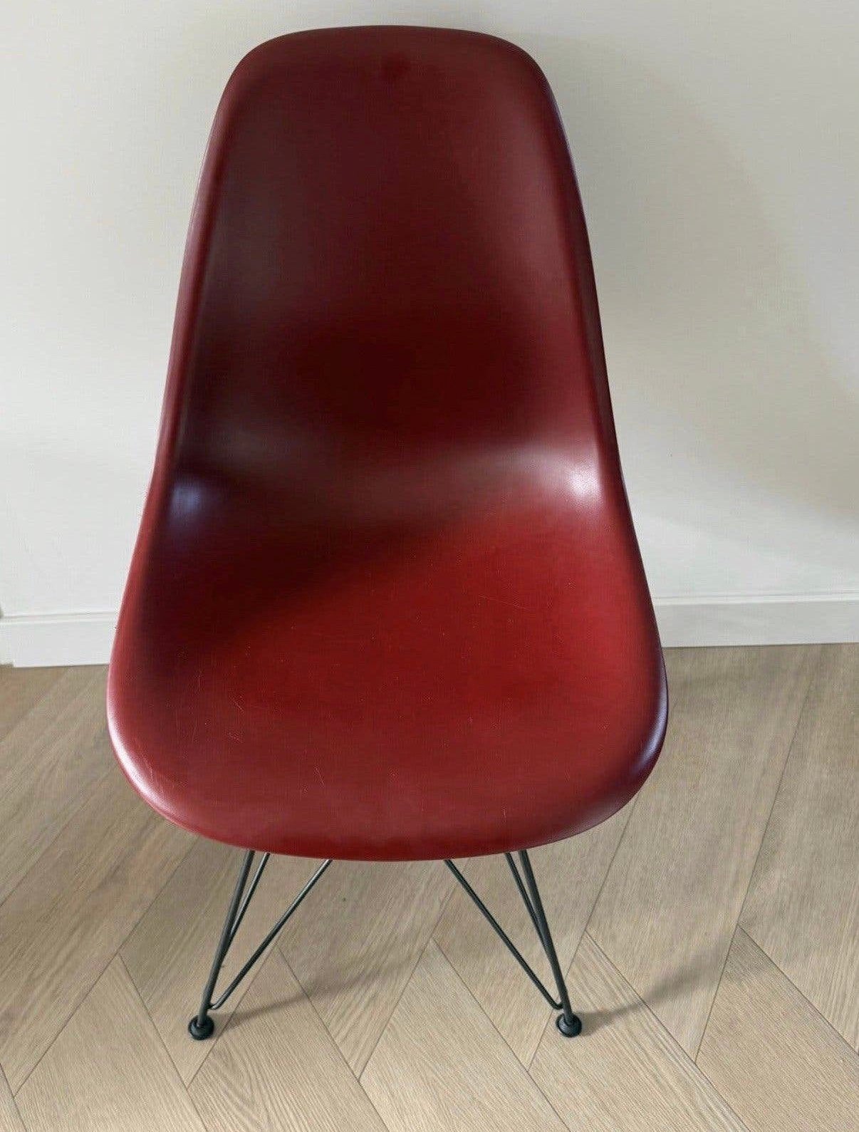 Prachtige Vitra Eames design stoel mooie bordeaux rode kleur, Ophalen, Kunststof, Zo goed als nieuw, Eén