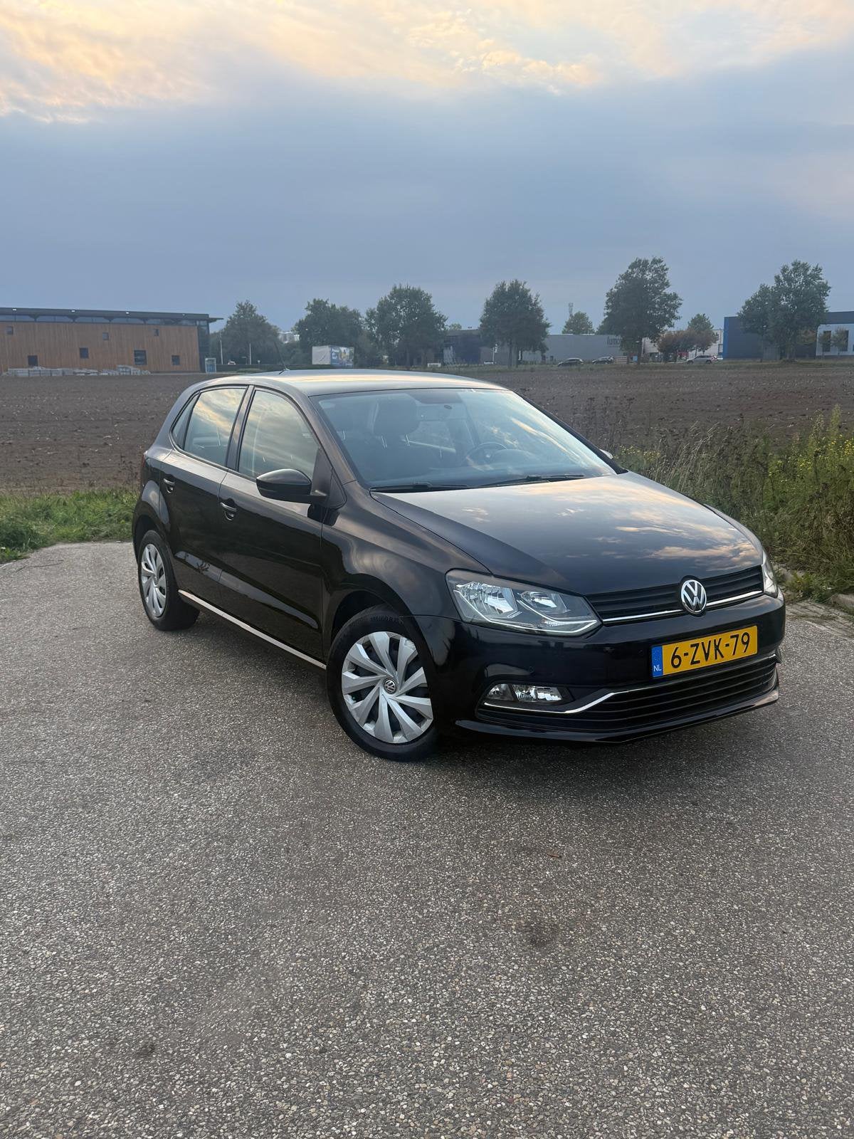 Volkswagen Polo 1.2 TSI 66KW 2015 Zwart Nederlands auto, Stof, 40 €/maand, Zwart, 4 cilinders
