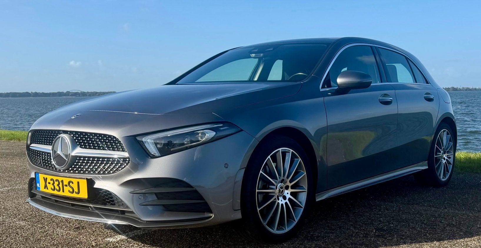 Mercedes-Benz A250e AMG, PANO, 19", HUD, Leder, 2e eigenaar, Auto's, Dealer onderhouden, 4 cilinders, 1600 kg, 93 €/maand