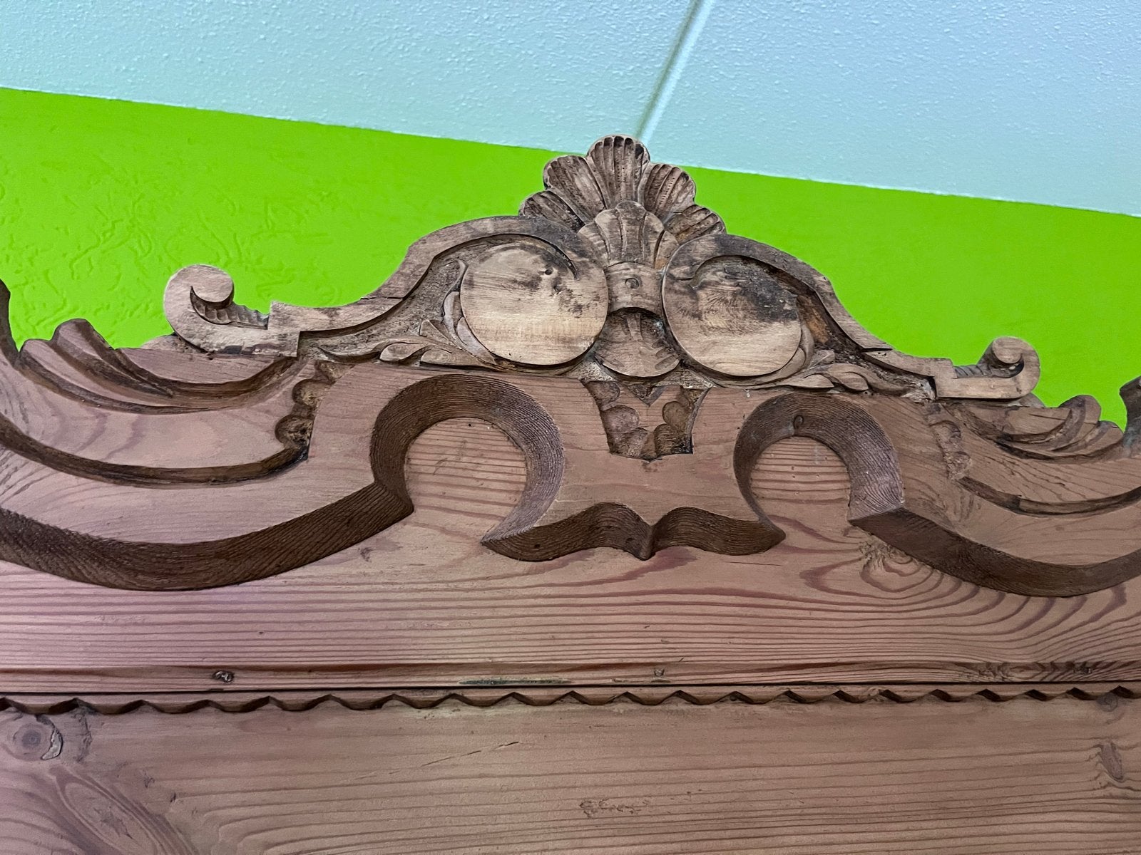 Antieke grenen kast met houtsnijwerk, Ophalen
