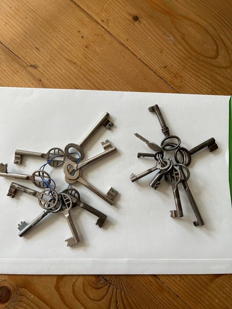 Oude sleutels 2 bossen totaal 17 stuks, Antiek en Kunst, Ophalen of Verzenden