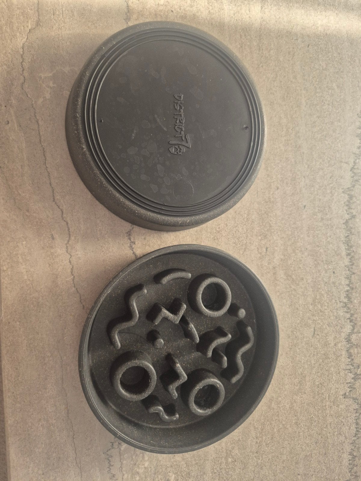2 slowfeeder/anti schrok bakjes van District70 ZGAN, Ophalen of Verzenden, Zo goed als nieuw