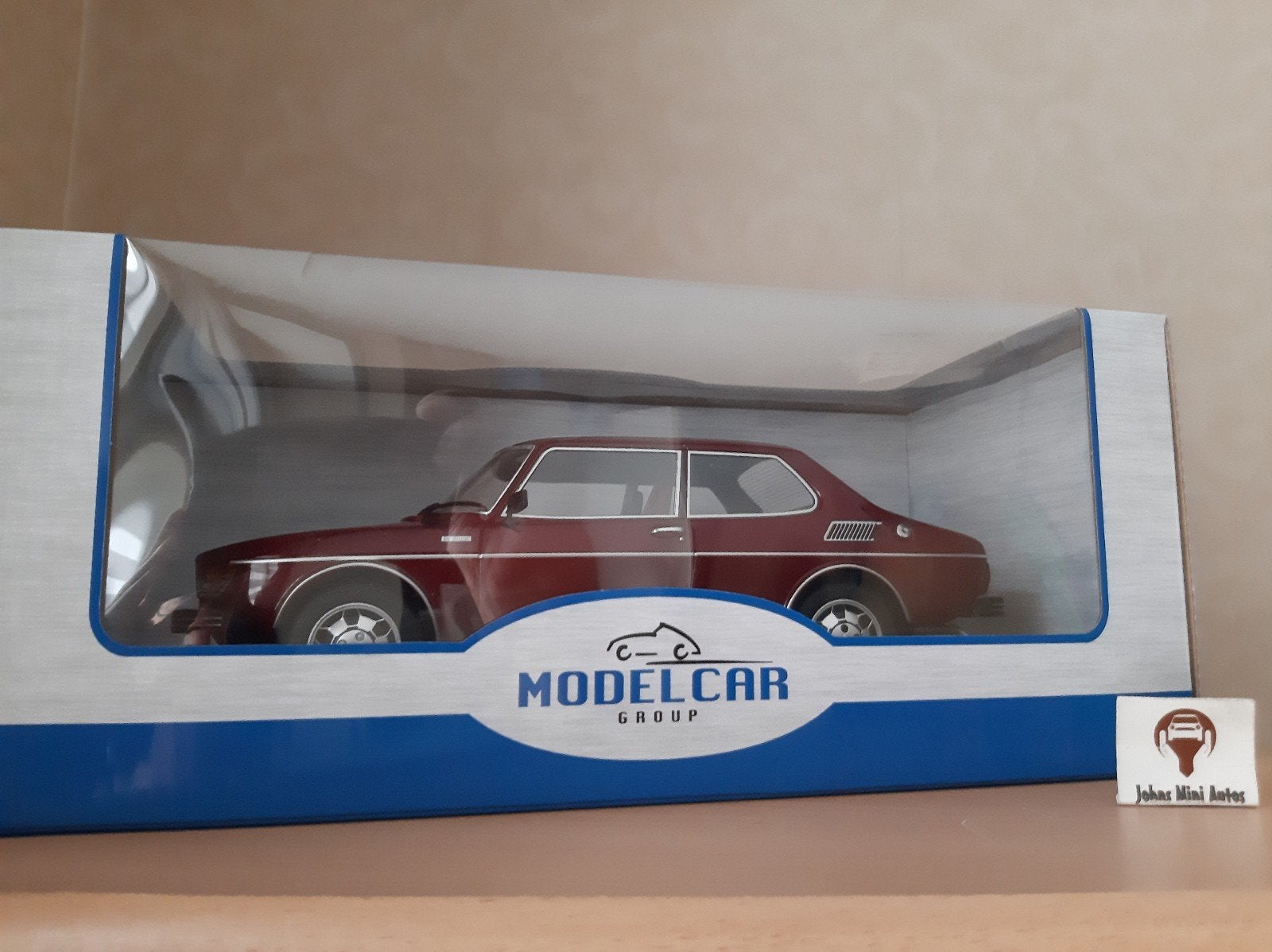 Saab 99 EMS 1977 Donkerrood - MCG 1:18, Hobby en Vrije tijd, Modelauto's | 1:18, Overige merken, MCG, Auto, Nieuw