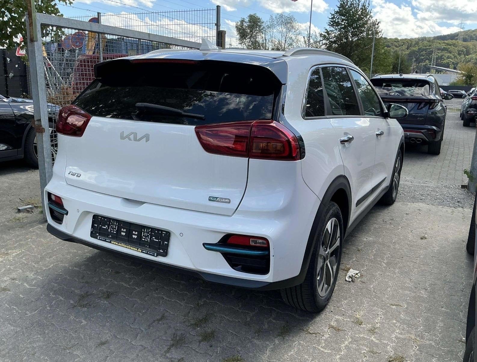 Kia E-Niro DynamicPlus 64 kWh JBL l ACC l CAMERA l SoH 99%, Gebruikt, Zwart, 1712 kg, Leder en Stof