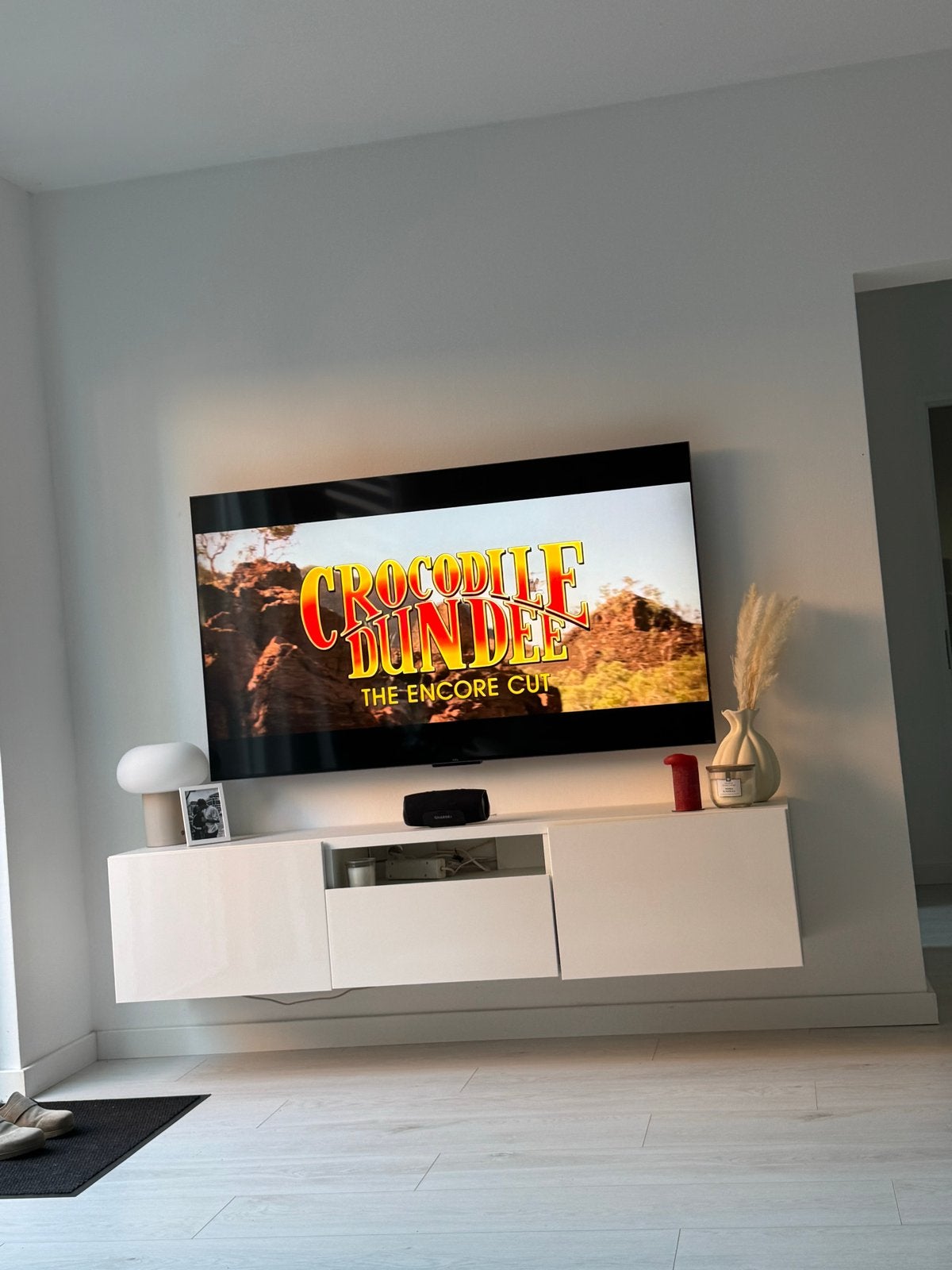 Besta tv meubel Witte zwevende tv-meubel met opbergruimte, Ophalen, 100 tot 150 cm, Zo goed als nieuw, Minder dan 100 cm