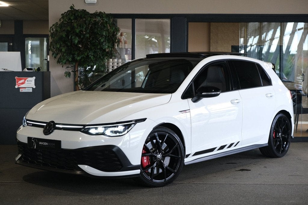 Volkswagen Golf 8 2.0 TSI GTI Clubsport 300PK Pano Volleder, Gebruikt, 4 cilinders, 1984 cc, Wit