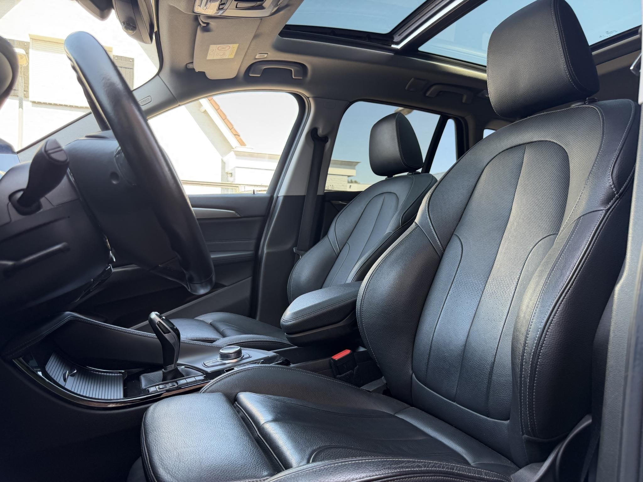 BMW X1 sDrive18i High Executive, Auto's, Dealer onderhouden, Gebruikt, Leder en Stof, Zwart