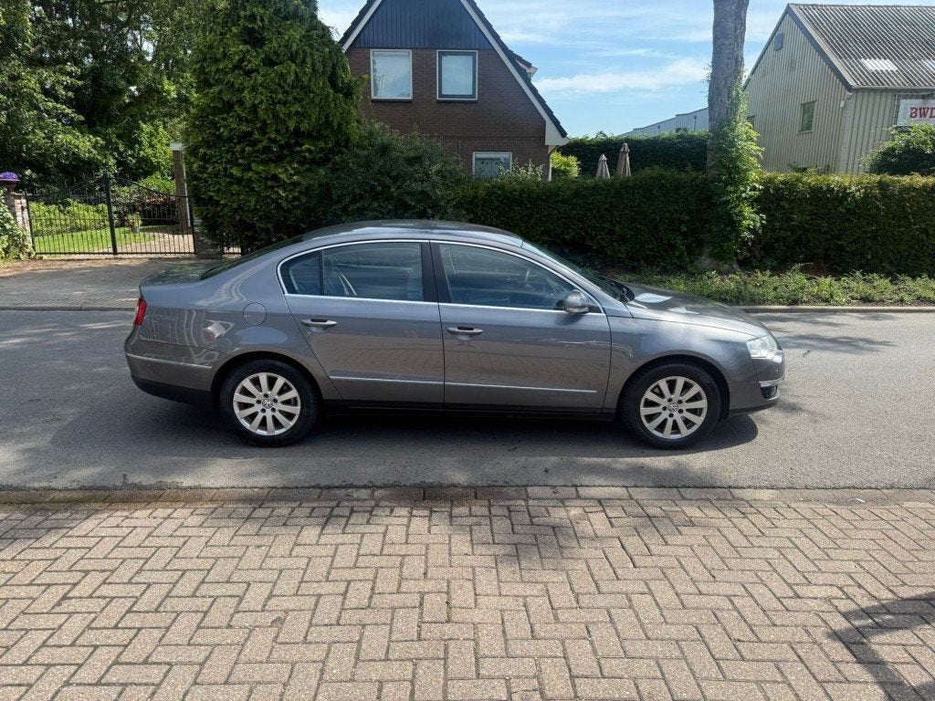 Volkswagen PASSAT 1.6 FSI Trendline*automaat*airco*cruise co, Auto's, 730 kg, Gebruikt, Huisgarantie, 4 cilinders