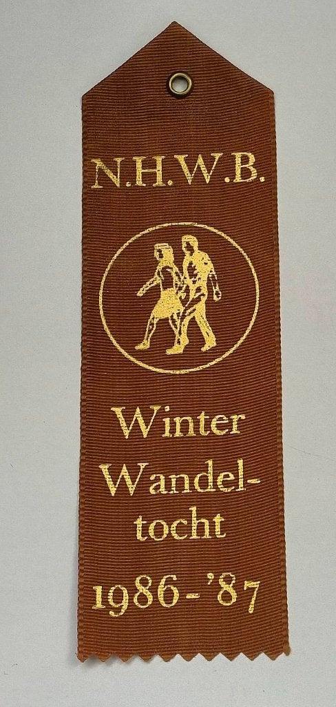 Vaantje N.H.W.B Winterwandeltochten 1986/1987 (bruin), Ophalen of Verzenden, Zo goed als nieuw, Overige sporten, Vaantje of Sjaal