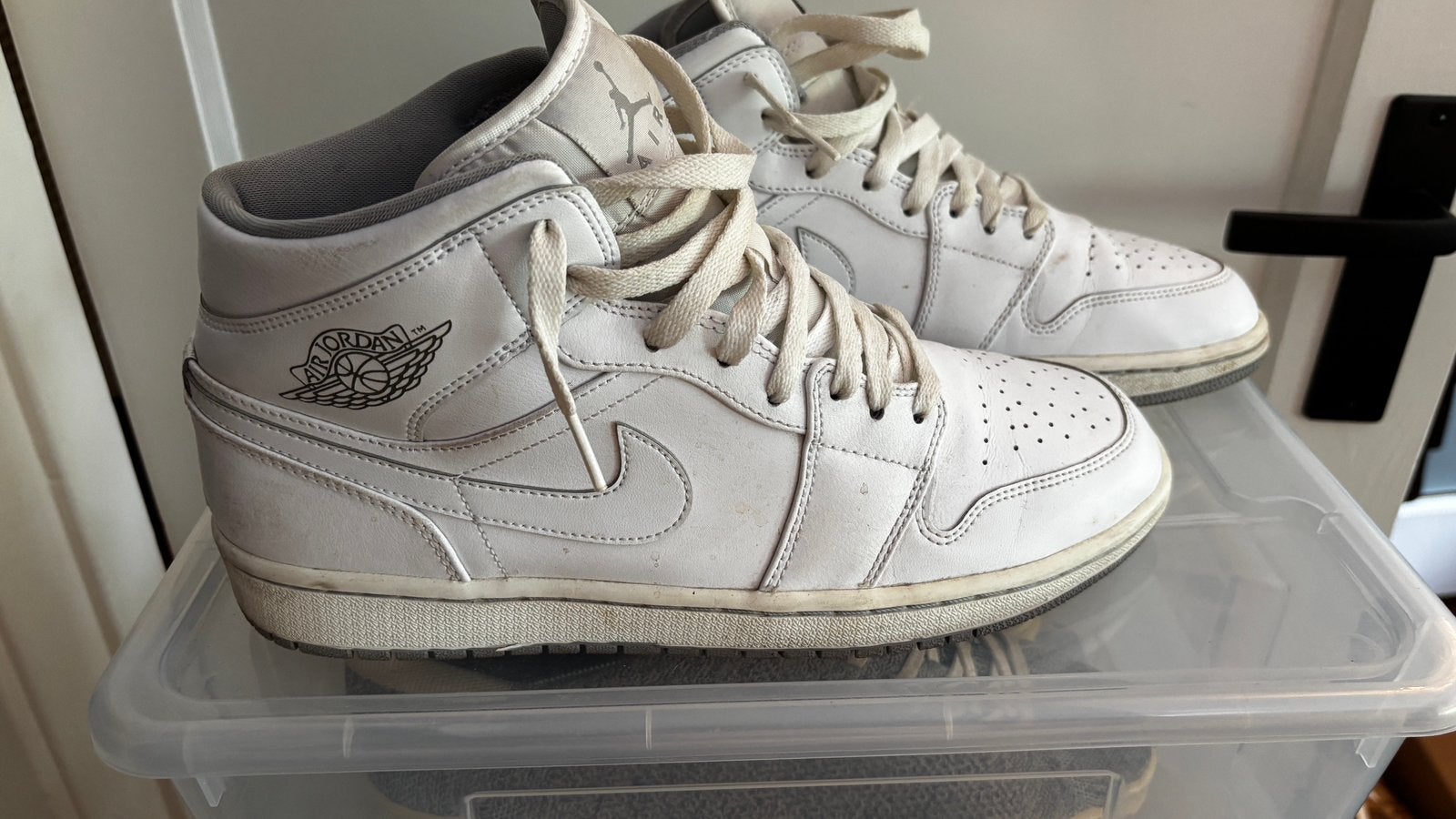 Nike Jordan 1 mid 44,5, Kleding | Heren, Schoenen, Ophalen of Verzenden, Nieuw, Wit