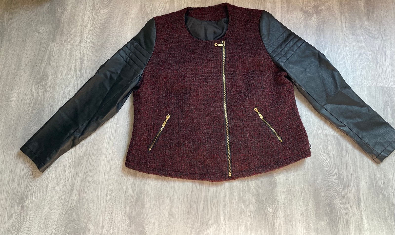 Bordeaux rood jasje met lederen mouwen en gouden accenten, Ophalen of Verzenden, Zo goed als nieuw, Maat 42/44 (L), Rood