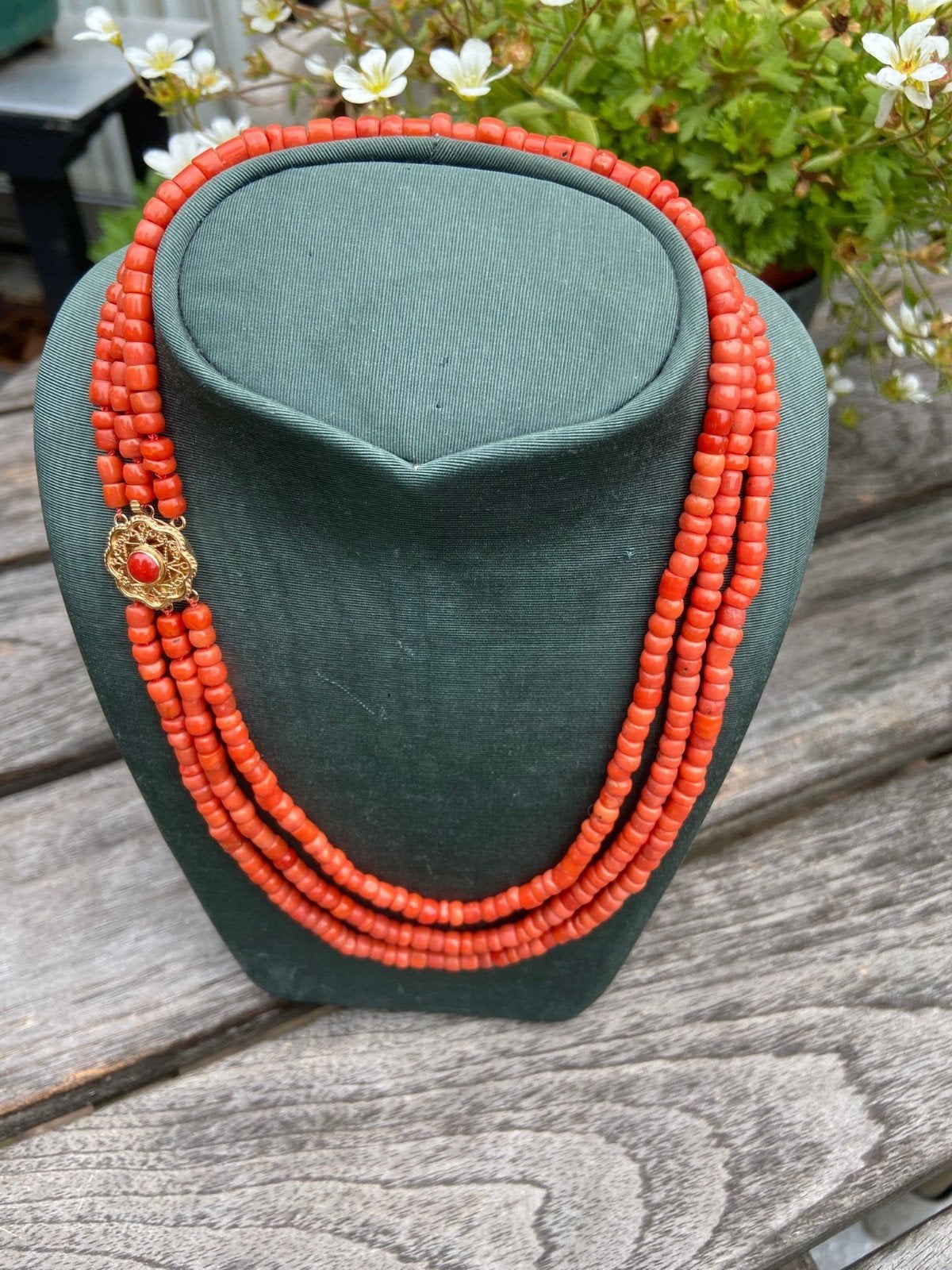 TOPSTUK, driestrengs koraalketting met gouden sluiting, Ophalen of Verzenden, Goud, Ketting