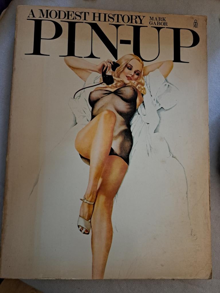 A Modest History Pin-Up - Mark Gabor (Vintage Boek), Boeken, Ophalen of Verzenden, Gelezen, Mark Gabor, Wereld overig