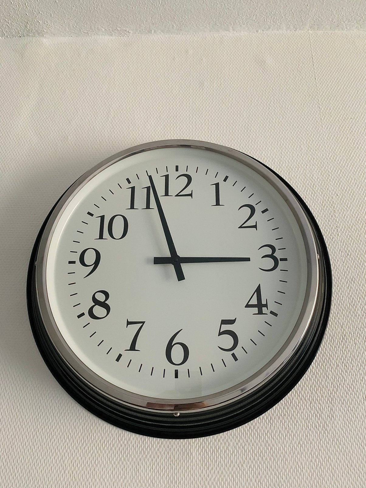 Stijlvolle wandklok met zwarte rand en zilveren accenten, Ophalen, Zo goed als nieuw, Wandklok
