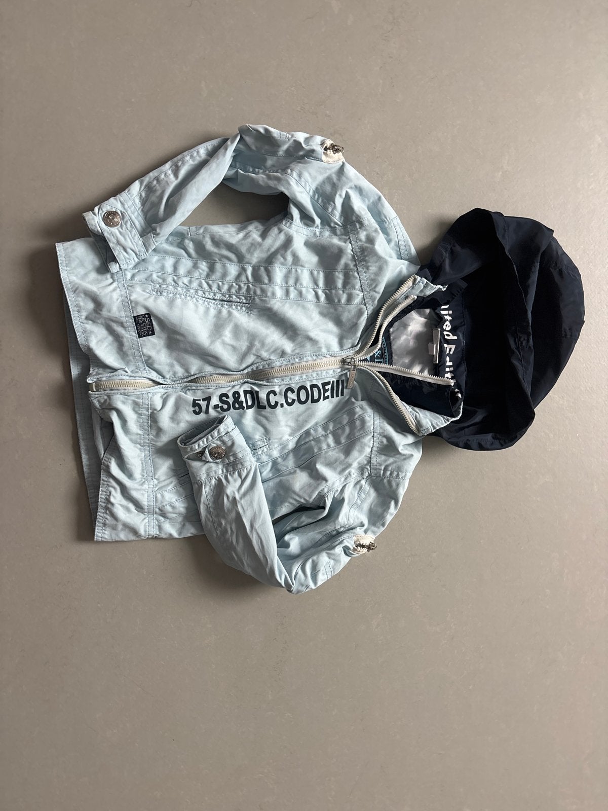 Lichtblauwe jas met capuchon - S&D Le Chic - Maat 104, Ophalen of Verzenden, Gebruikt, Jongen of Meisje, Jas