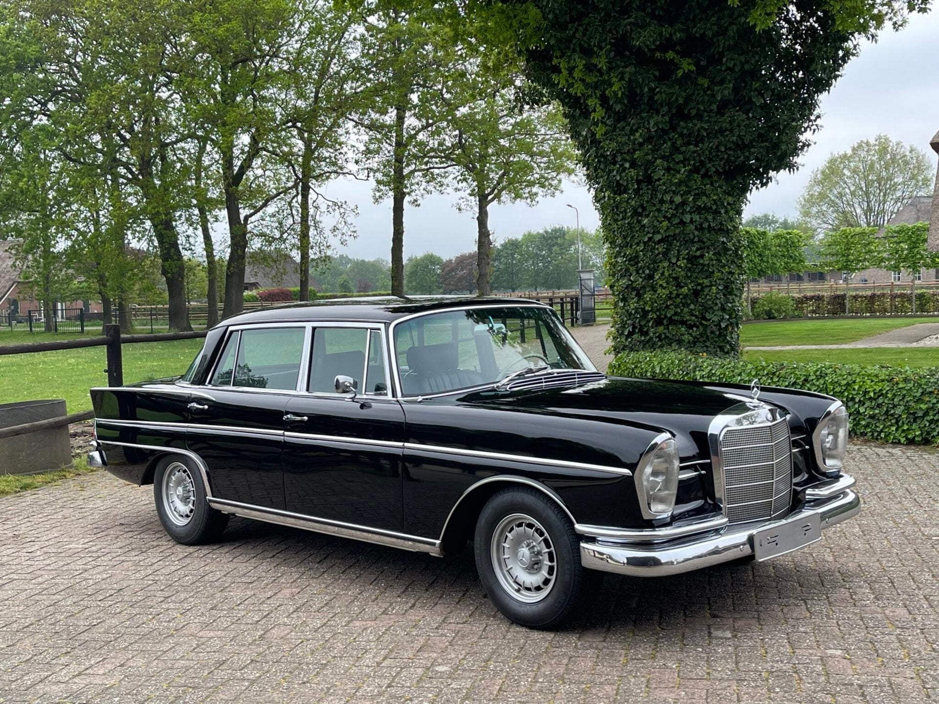Mercedes-Benz 300 SEL W112 "Köningsflosse" gerestaureerd, Auto's, Achterwielaandrijving, Zwart, 160 pk, Zwart