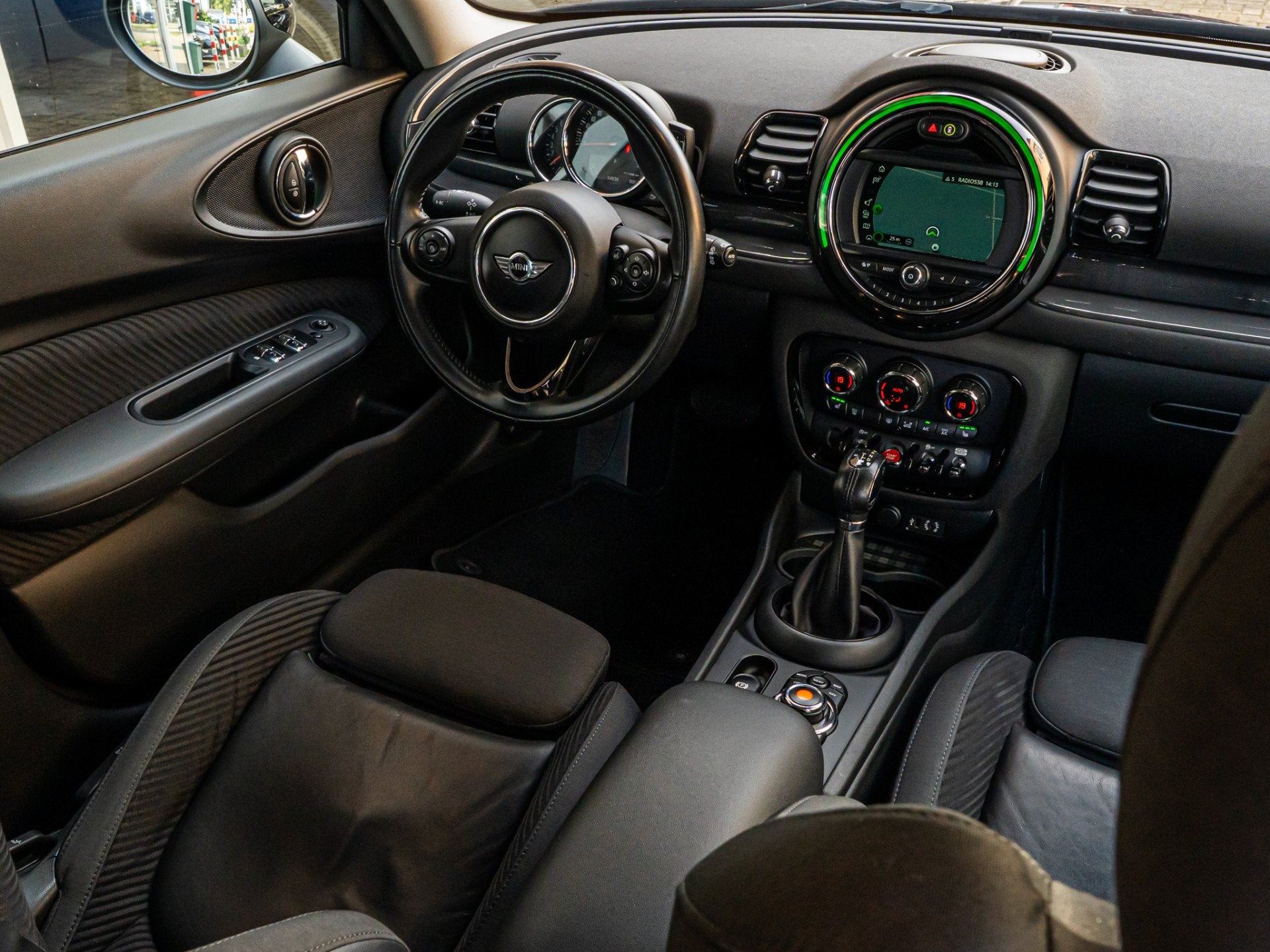 MINI Clubman 1.5 Cooper Chili Serious Business 17 INCH STOEL, Gebruikt, Parkeerassistent, 19 km/l, 3 cilinders