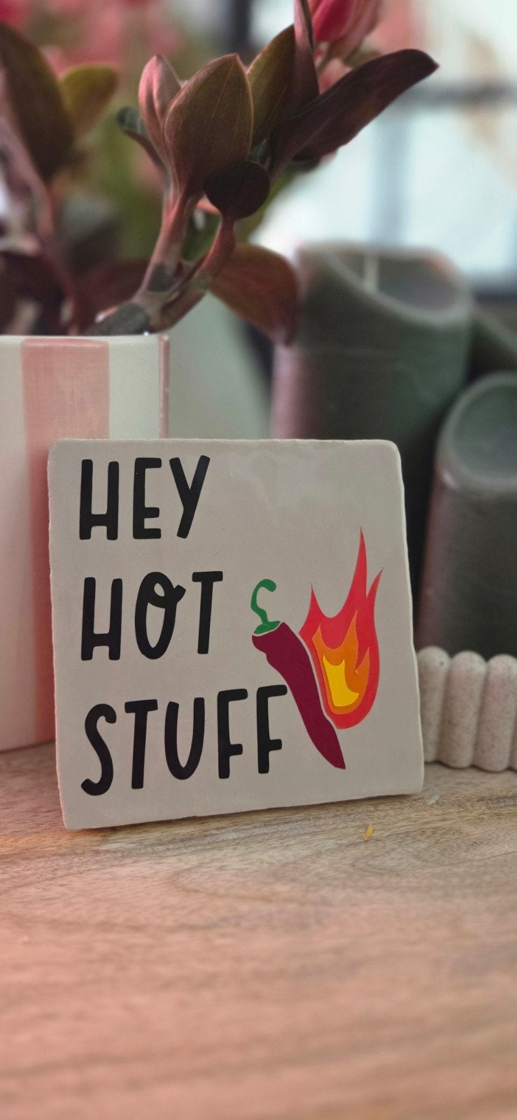 Tegeltje met tekst 'Hey Hot Stuff' - Personaliseerbaar, Ophalen of Verzenden