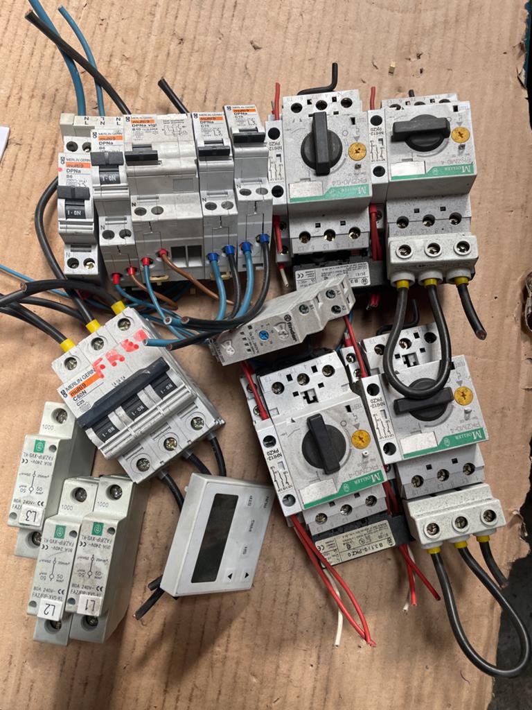 Partij schakelaars, zekeringen en elektrische componenten, Hobby en Vrije tijd, Elektronica-componenten, Gebruikt, Ophalen