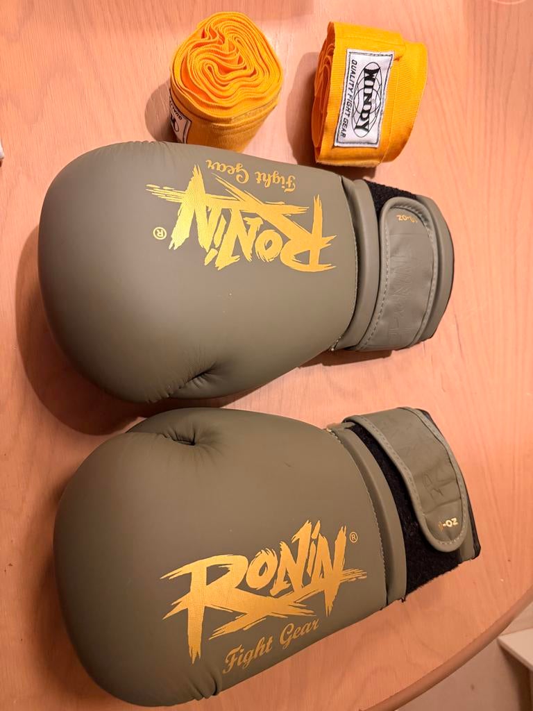 Ronin Elite Line Bokshandschoenen 10oz met bandages, Maat M, Ophalen of Verzenden, Zo goed als nieuw, Overige