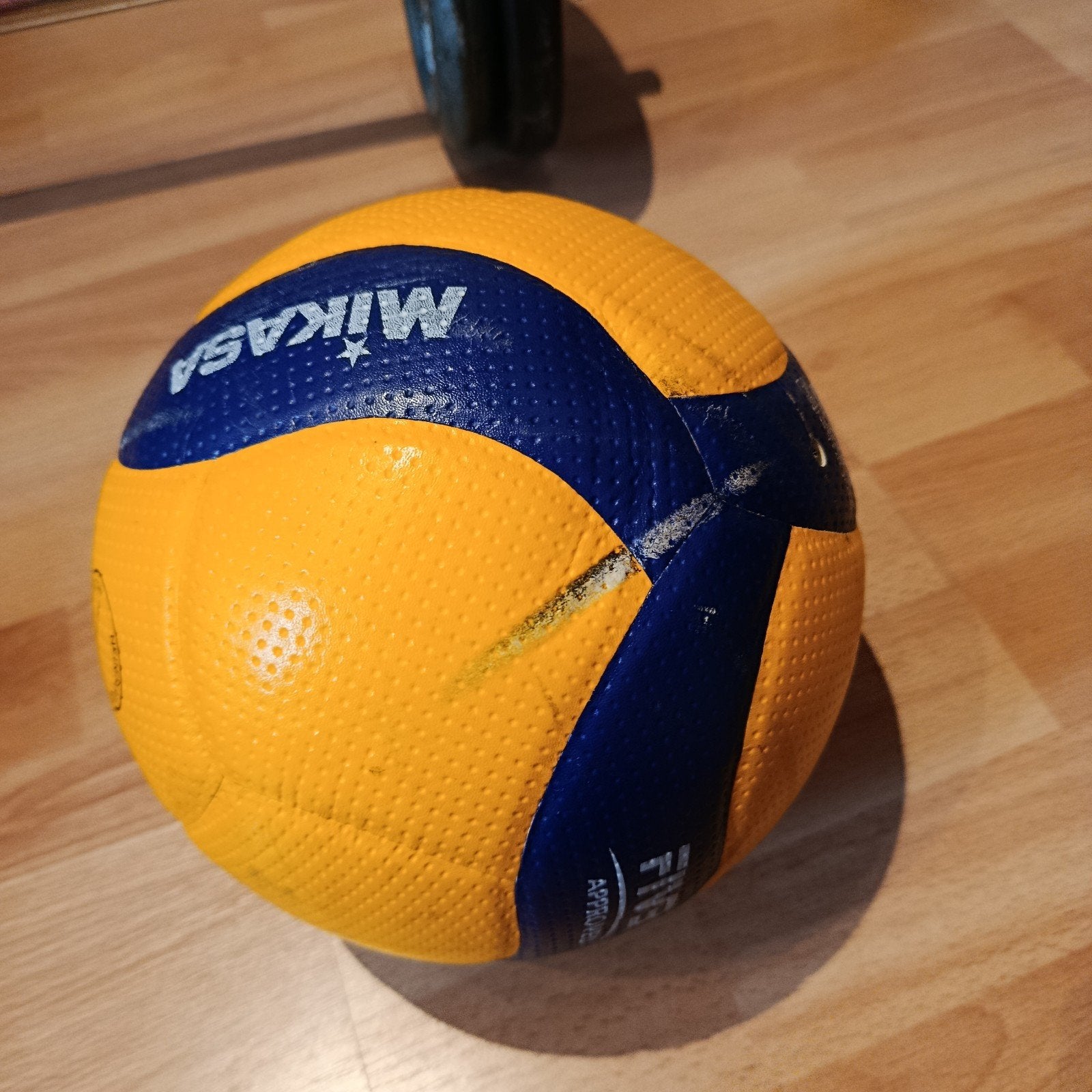 Mikasa V200W Volleybal - Zo goed als nieuw, Ophalen of Verzenden, Gebruikt