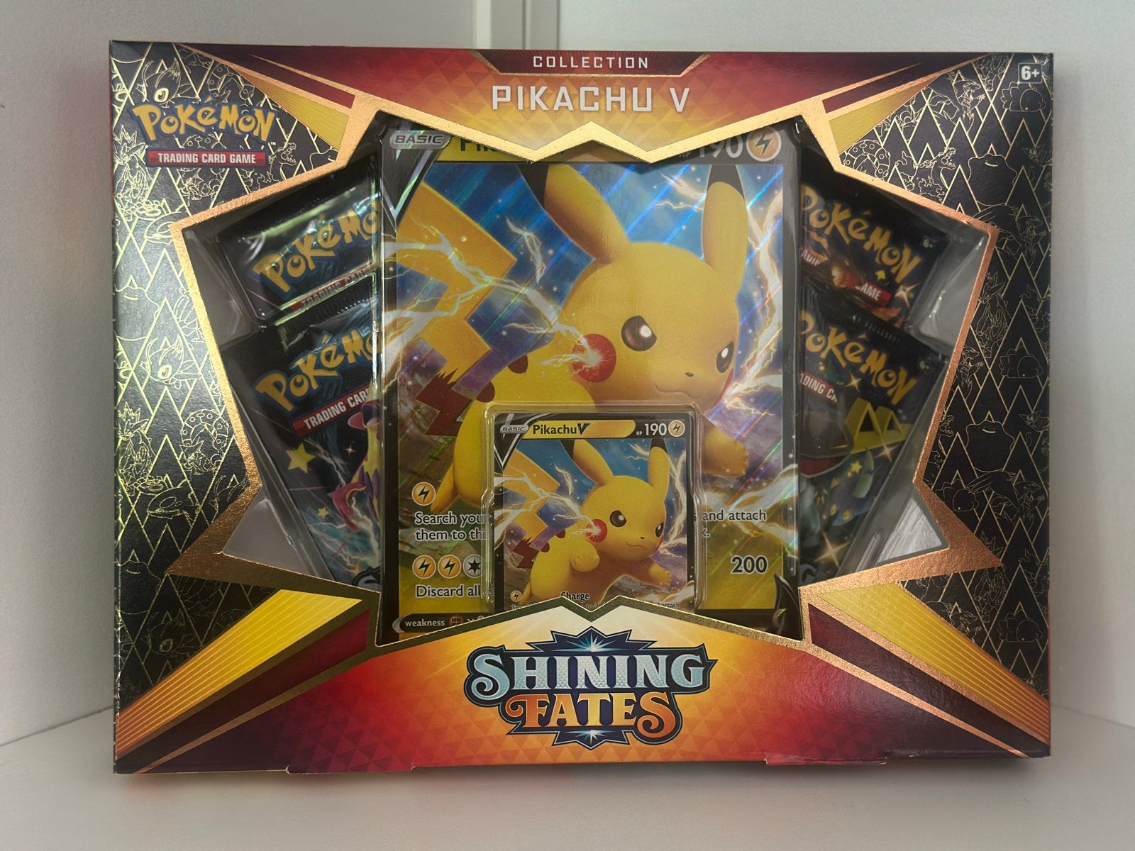 Pokémon Shining Fates Collection Pikachu V Box, Ophalen of Verzenden, Nieuw, Boosterbox