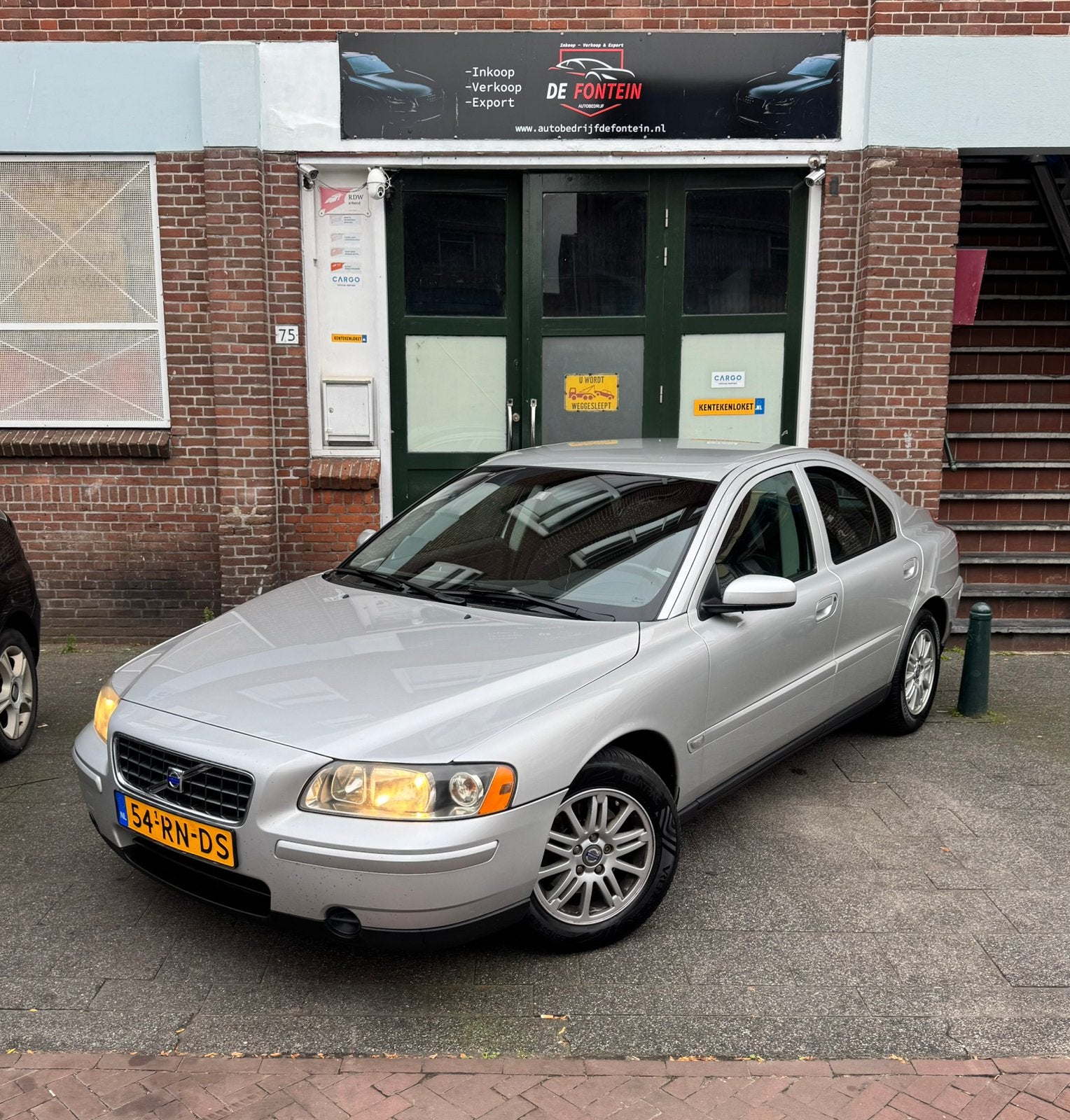 Volvo S60 2.4 AUT 2005 Airco/Nieuwe APK/Boekjes/, Auto's, Stof, Zwart, S60, 2435 cc