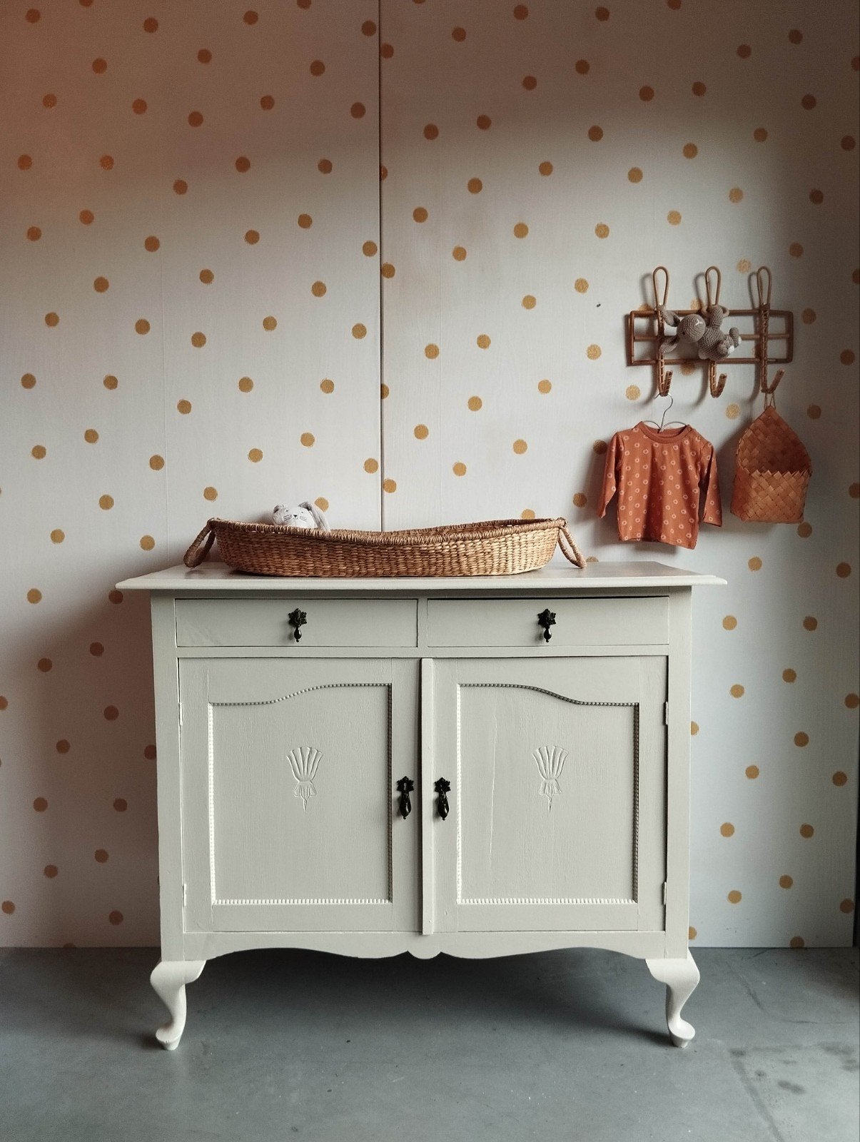 Vintage dressoir Queen Ann / Art Deco / massief hout /antiek, Huis en Inrichting, Kasten | Dressoirs, Ophalen of Verzenden, 25 tot 50 cm