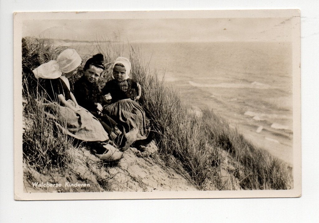 Oude ansichtkaart Walcherse Kinderen in de duinen, Ophalen of Verzenden, 1920 tot 1940, Gelopen, Zeeland