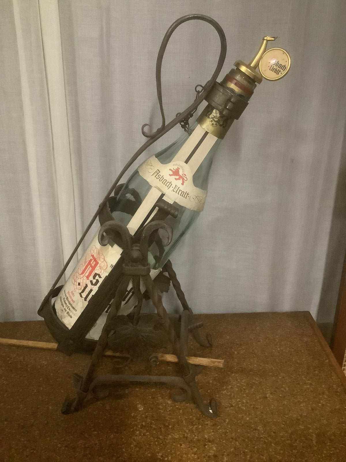 Asbach Uralt fles in een vintage smeedijzeren houder, Ophalen of Verzenden, Overige typen