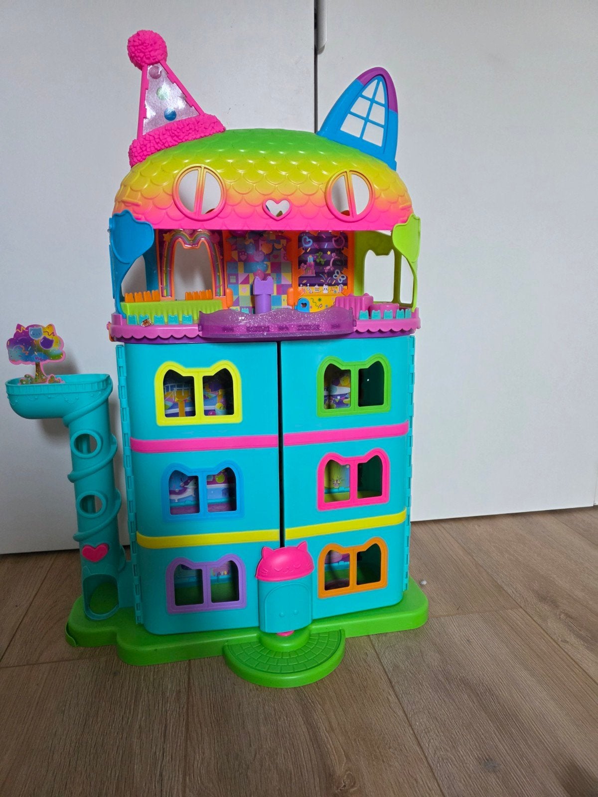 Zeer compleet gabby (feest) poppenhuis, Ophalen, Zo goed als nieuw, Poppenhuis