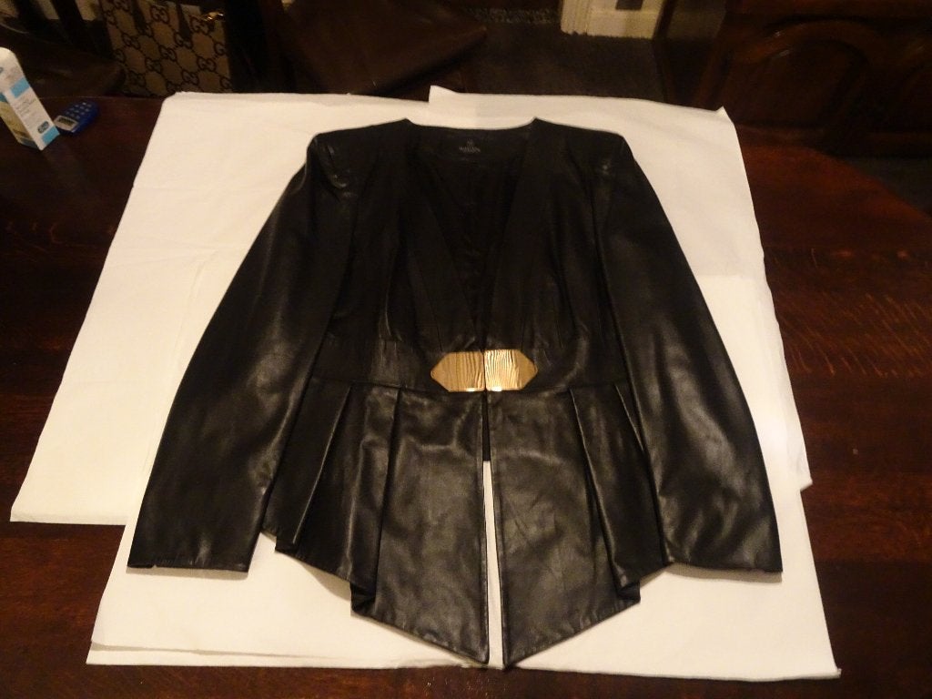 MADELEINE zwarte leren jasje met grote gesp, Kleding | Dames, Jasjes, Kostuums en Pakken, Verzenden, Zwart, Maat 42/44 (L), Nieuw