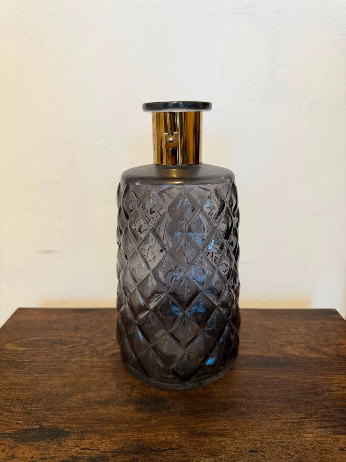 Decoratieve glazen fles met gouden dop, Ophalen