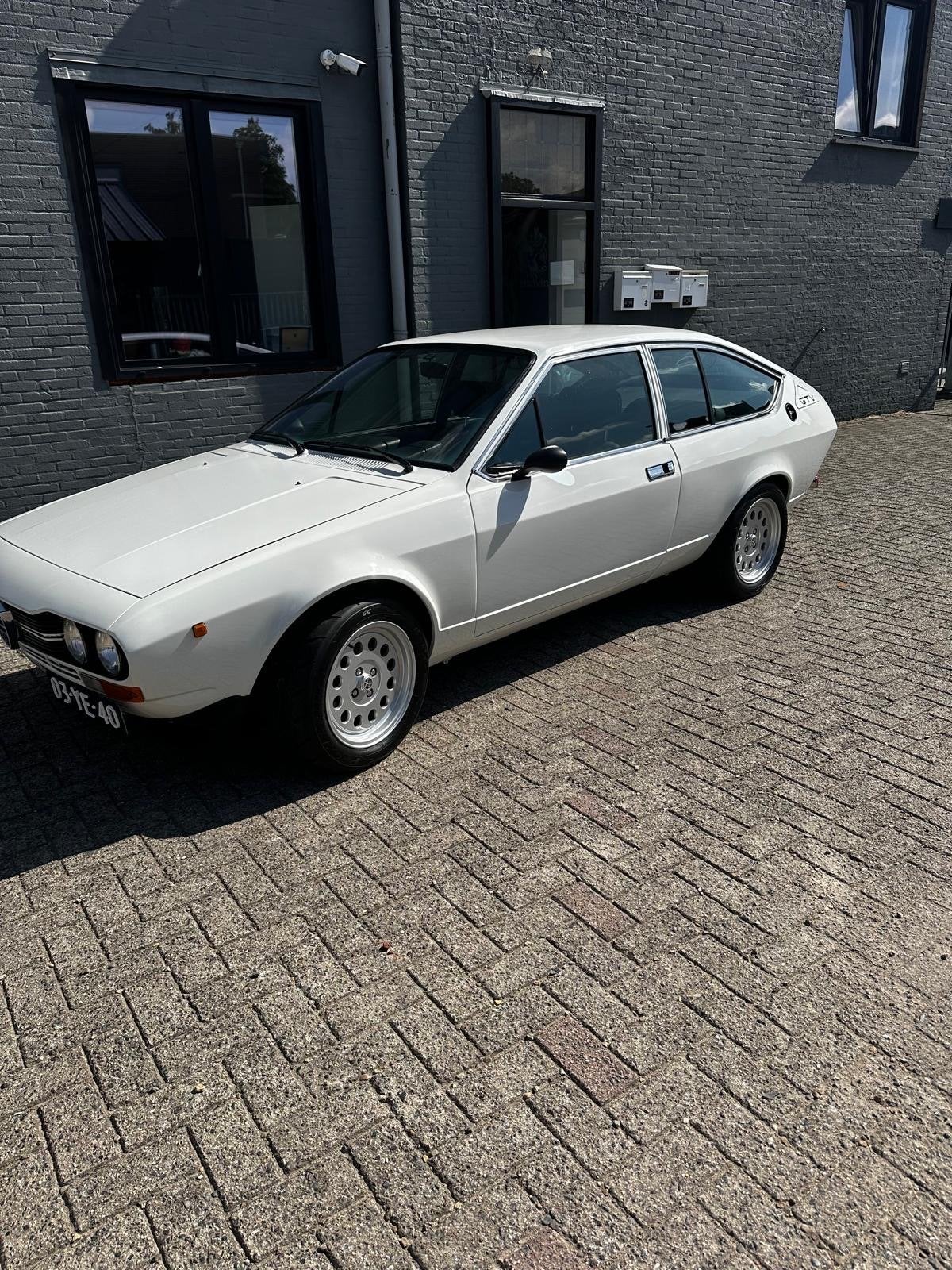 Alfa Romeo Alfetta 1977 Wit - Zeer goede staat, 1063 kg, 4 stoelen, Leder, Handgeschakeld