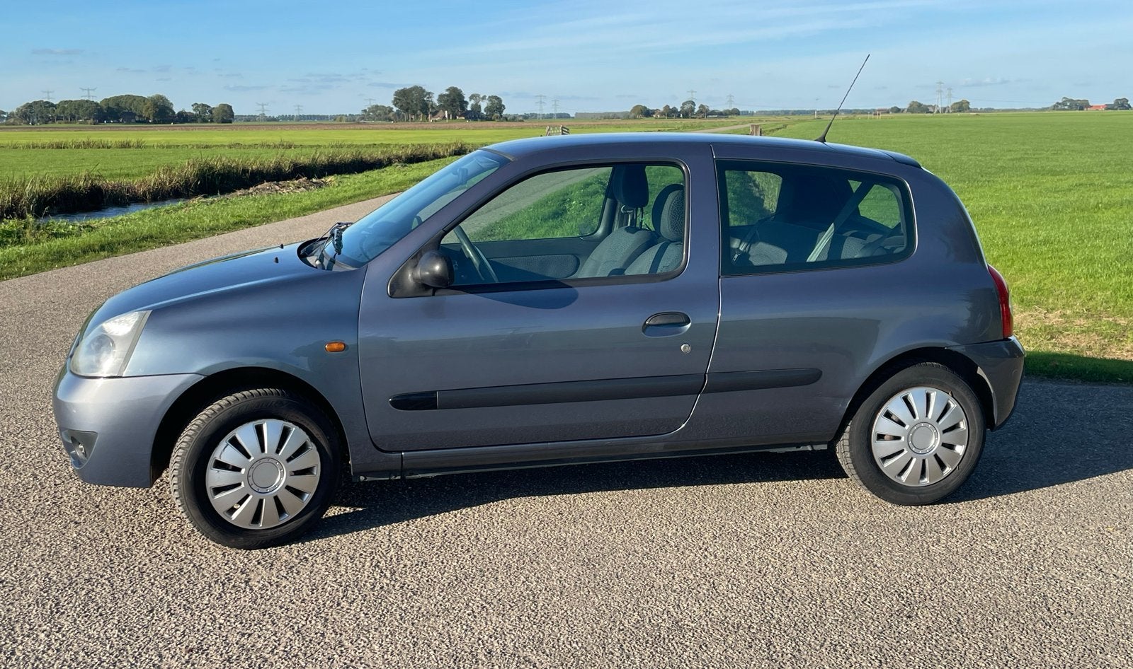 Renault Clio 1.2 RN 3DR 2006 Blauw 157000 km, Voorwielaandrijving, 31 €/maand, 4 cilinders, Origineel Nederlands