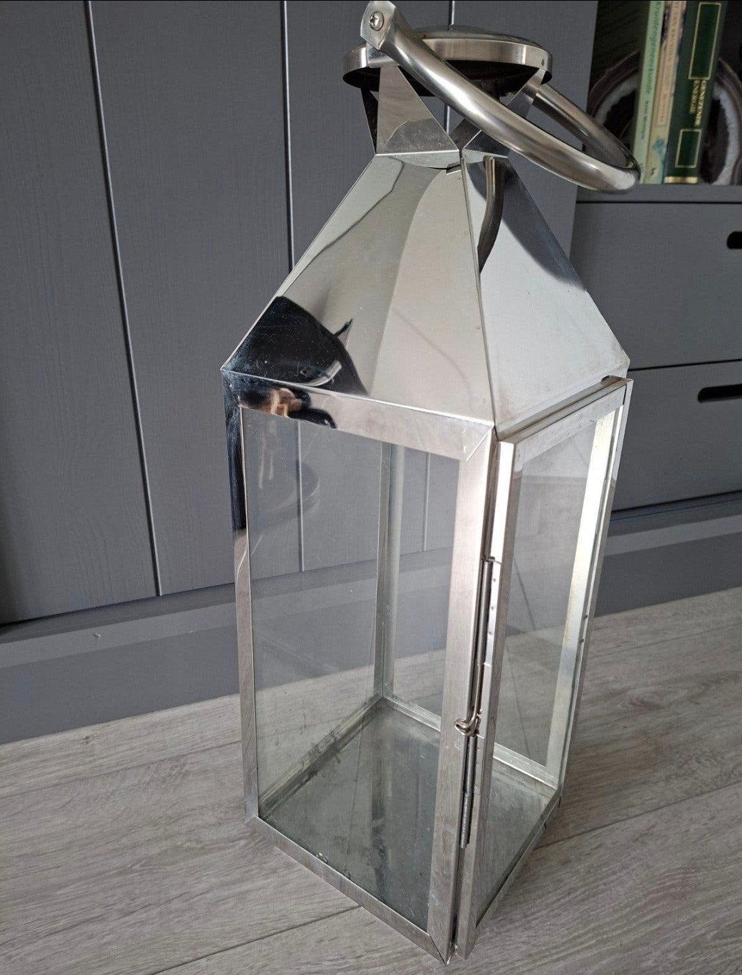 Windlicht / lantaarn

56 cm hoog.

Ophalen
Alleen contant be, Ophalen, Lantaarn