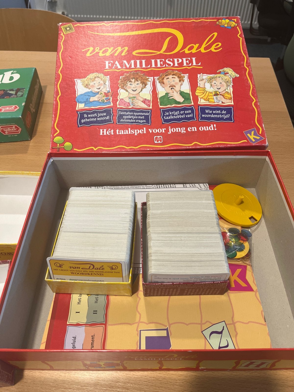 Van Dale Familiespel - Het taalspel voor jong en oud!, Hobby en Vrije tijd, Gezelschapsspellen | Bordspellen, Drie of vier spelers
