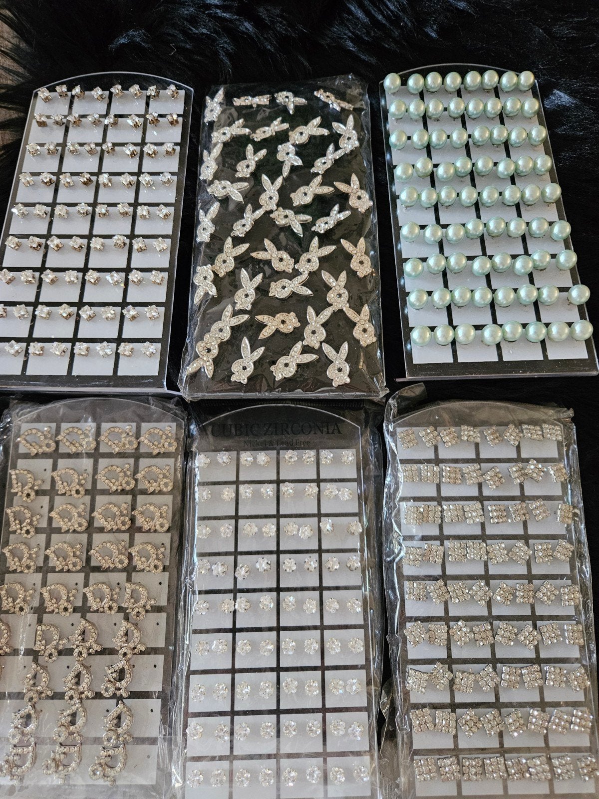 Diverse oorbellen op display - Nieuw, Overige materialen, Met strass, Nieuw, Ophalen of Verzenden