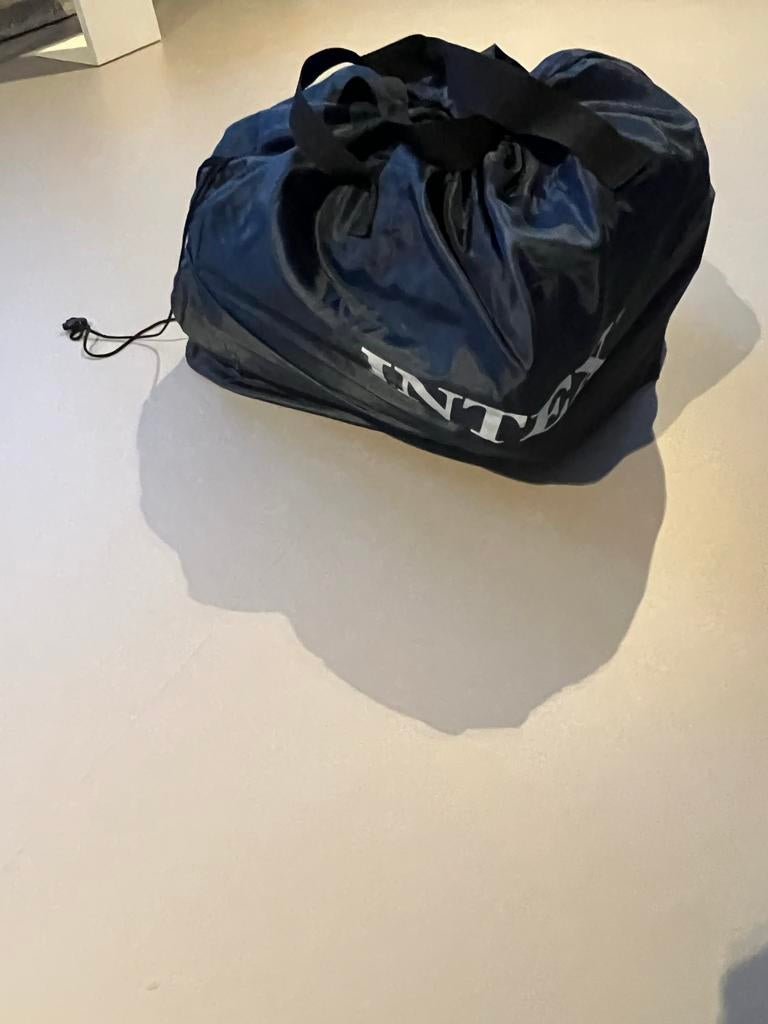 Intex opblaasbed met optionele IKEA topper, Caravans en Kamperen, Luchtbedden, Ophalen, Ingebouwde pomp, Zo goed als nieuw, 2-persoons